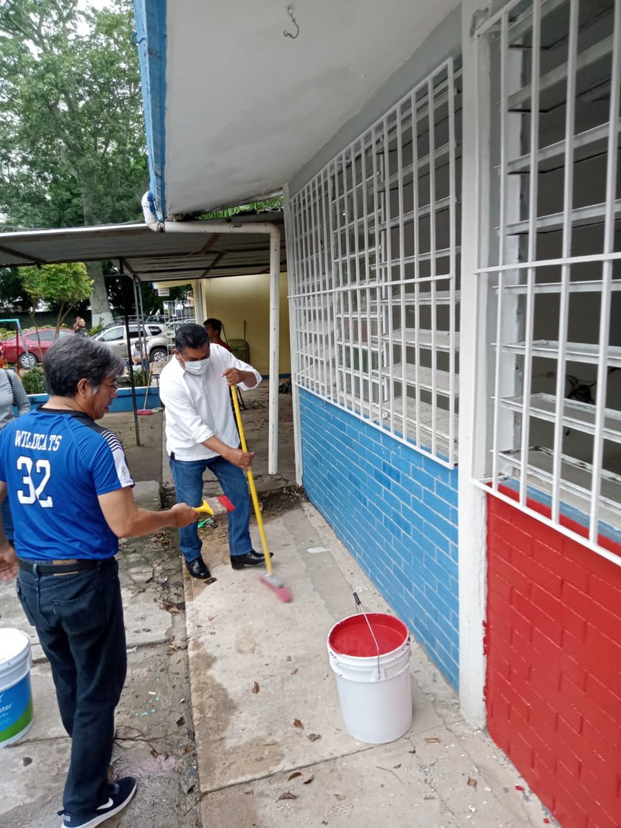 sitet_tabasco's tweet photo. Atendiendo la Convocatoria de Corresponsabilidad Social por la Educación, el Srio. Gral. acudió a la Esc. Prim. Fed. "NIÑOS HÉROES", haciéndose presente con la dotación de pintura, recibida por el Dir. de la Esc. el Mtro. Joel Cruz Calán, quien coordina los trabajos de mejoras. https://t.co/H01LXgMyXa