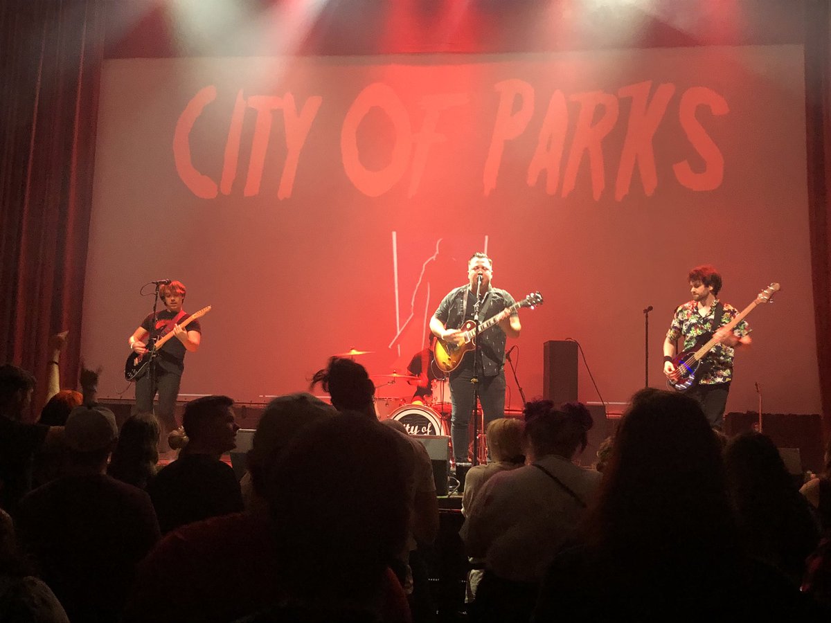 scene_louis's tweet photo. Red Flag rock and roll show last night! https://t.co/kqCdZAejlI