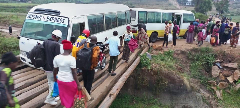 RRwejo's tweet photo. Banyakubahwa icyi kibazo kivuzwe kenshi. Iteme rihuza ukurenge wa Runda na Rugalika ahitwa bishenyi muri @Kamonyi  turatabazaaaaaa @RwandaSouth @gatjmv @RTDARwanda @PrimatureRwanda @PressSecRwanda @EdNgirente @KAYITESIAlice4 @RwandaLocalGov @RwandaInfra https://t.co/tiK389ggQj