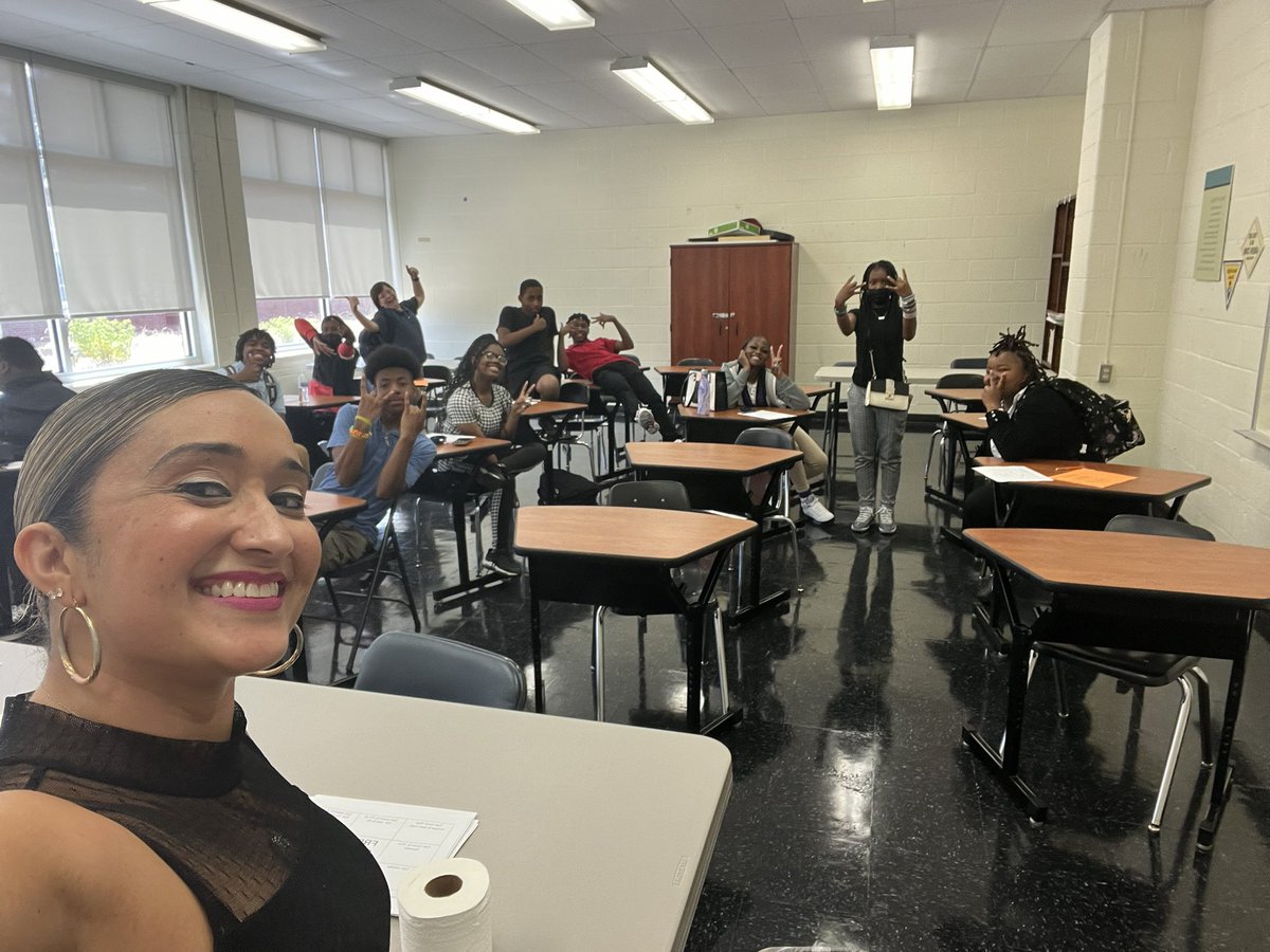 NNPS_WrldLang's tweet photo. Helping with la clase de español 1 at the Achievable Dream! The students are focused and yes, they sure did speak Spanish on day 1! It’s been a joy!! #NNPSproud #NNPSworldlanguages https://t.co/QI5DZDcbRh
