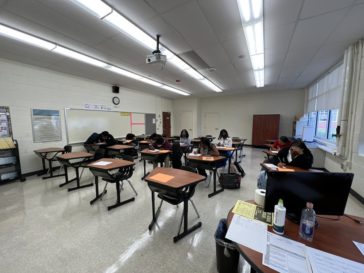 NNPS_WrldLang's tweet photo. Helping with la clase de español 1 at the Achievable Dream! The students are focused and yes, they sure did speak Spanish on day 1! It’s been a joy!! #NNPSproud #NNPSworldlanguages https://t.co/QI5DZDcbRh