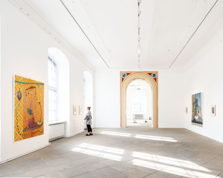 "Eppur Si Muove" at the Japanisches Palais, SKD Museum featuring David Czupryn will be open until the 25th of September. His work "Gold" highlights the bright sunny weather in Rome and important figures from art history, including Ettore Sottsass and Alexander Calder.