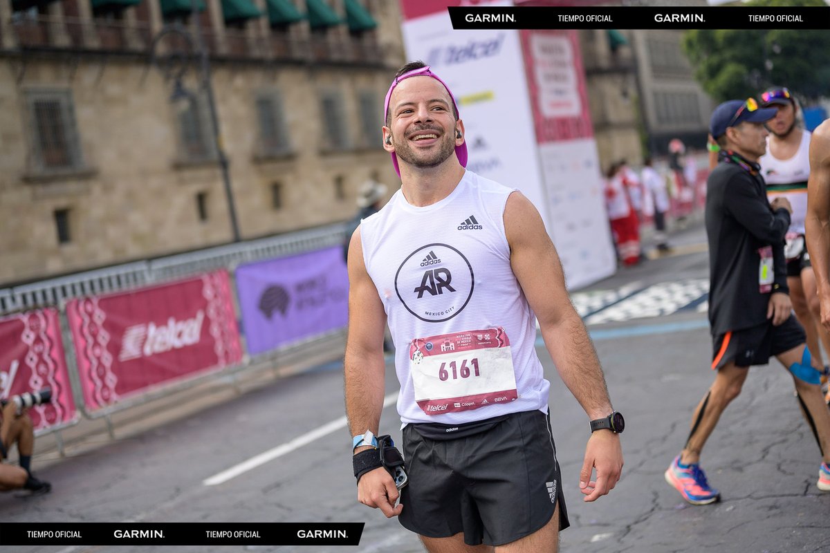 GarminMexico's tweet photo. Ese momento que cruzas la meta, detienes tu #Garmin y sabes que ¡Lo hiciste! 👏 
Llegando a la meta - Parte 1
@MaratonCDMX 

#GarminTiempoOficial 
#MaratónCDMXTelcel https://t.co/06daouKimf