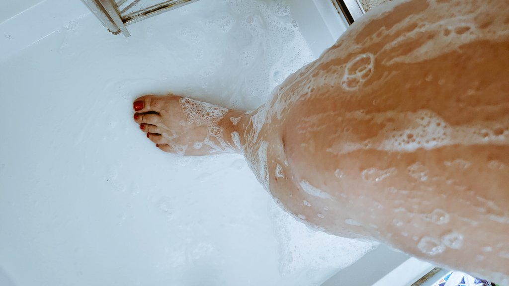 doubletoeseven's tweet photo. Suds on a Monday evening 💖 attention please #feetworship #feetworship #feetfinder #feetfetiche #feetdomme https://t.co/WJQudXu5o6