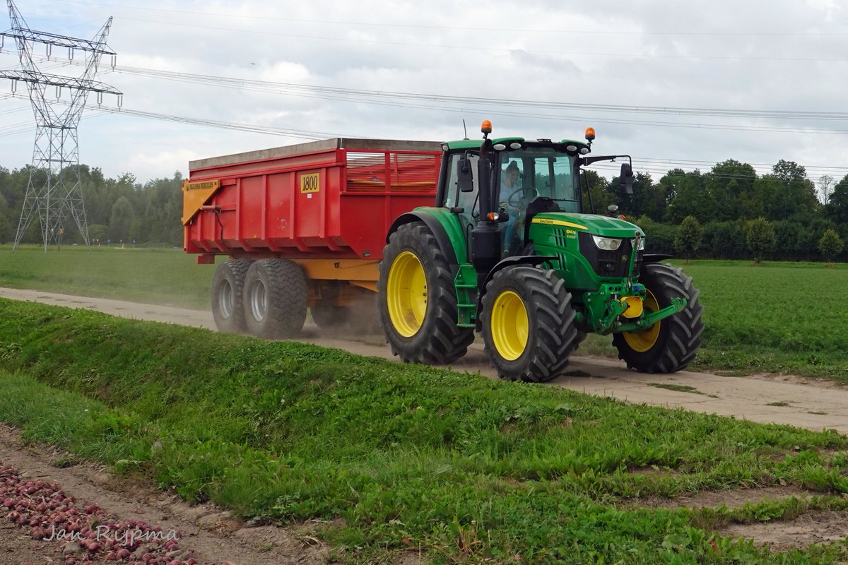 RijpmaJan's tweet image. Red Baron uien laden met een SU-Tech Dubbelzwads uienlader getrokken John Deere 5085M door Bio Boerma Zeewolde. Per vrachtwagen van Van het Goor gaan ze naar de opslag.