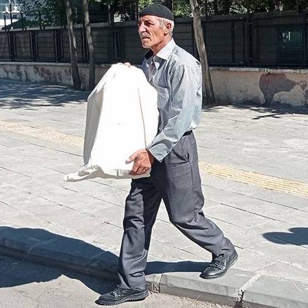 7 yıl sonra bir baba.. Çocuğunun kemiklerini taşıyor bir torba içinde. ‘Ölüye saygı’ diye bir şey vardı ... Yok bu coğrafyada...