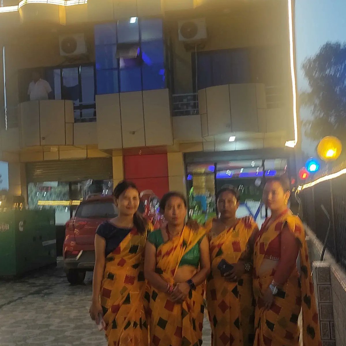 Hotelyes1's tweet photo. तिजको दरखाएर रमाइलो गर्दै होटल यस बर्दिवासका दिदि बहिनि हरु । 
सम्पुर्ण दिदि बहिनिहरुमा महिलाहरुको महान पर्व हरितालिका तीज को हार्दिक मंगलमय शुभकामना ब्यक्त गर्दछौँ। 

 #bardibas_hotel   #Yes_hotel #bardibas_Meeting_Hall #Janakpur_Meetinghall https://t.co/DDHcZTOlRC