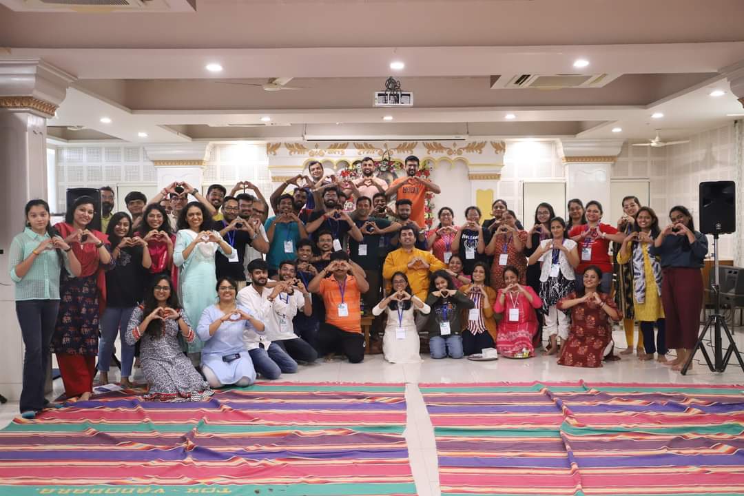 weteamhappiness's tweet photo. Last week we completed #AnandUtsav #HappinessProgram with @jitubhaiyajgd &amp; @SmilingShivani 
Last day was special as Gurudev #SriSriRavishankar ji conducted LIVE Q&amp;A session online.
Next Program #Youth Special 13-18 #September. DM for details!
#artofliving #meditation #yesplusgang https://t.co/EbqH4aJQPZ