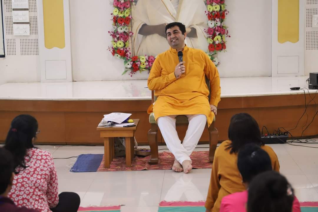 weteamhappiness's tweet photo. Last week we completed #AnandUtsav #HappinessProgram with @jitubhaiyajgd &amp; @SmilingShivani 
Last day was special as Gurudev #SriSriRavishankar ji conducted LIVE Q&amp;A session online.
Next Program #Youth Special 13-18 #September. DM for details!
#artofliving #meditation #yesplusgang https://t.co/EbqH4aJQPZ