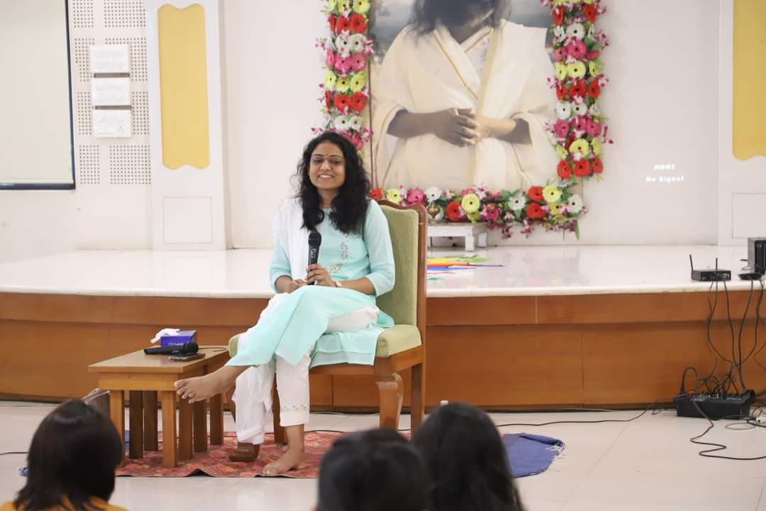 weteamhappiness's tweet photo. Last week we completed #AnandUtsav #HappinessProgram with @jitubhaiyajgd &amp; @SmilingShivani 
Last day was special as Gurudev #SriSriRavishankar ji conducted LIVE Q&amp;A session online.
Next Program #Youth Special 13-18 #September. DM for details!
#artofliving #meditation #yesplusgang https://t.co/EbqH4aJQPZ