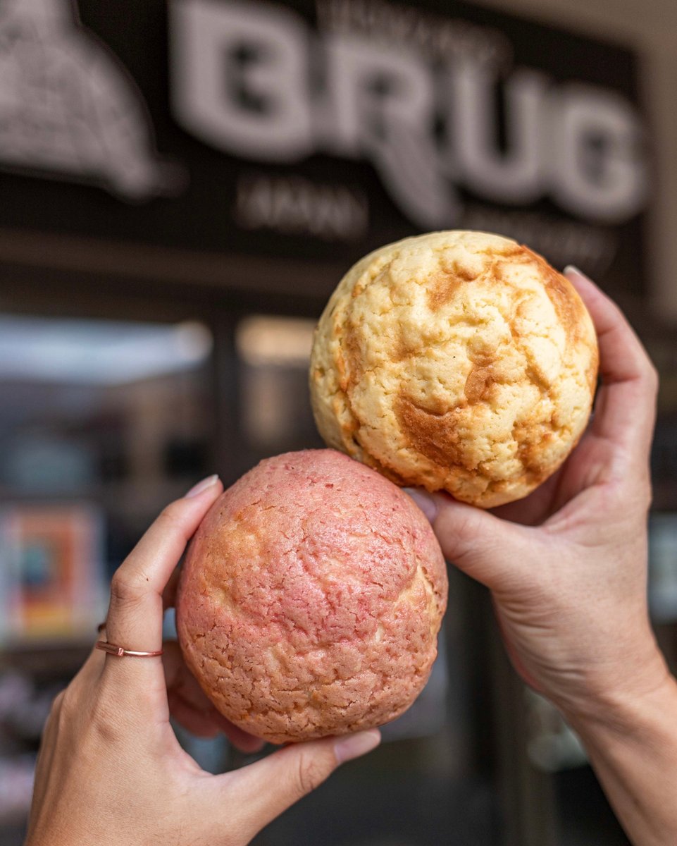🍈 If you like our classic Melon Pan (available at all five BRUG locations) try our Manoa Marketplace exclusive Strawberry Melon Pan! 🍓

#japanesebakery #allhawaiijp #hawaiibakery #yelphawaii #frolichawaii #hawaiisbestkitchens #havealohawilltravel #ハワイ旅行　#ハワ�