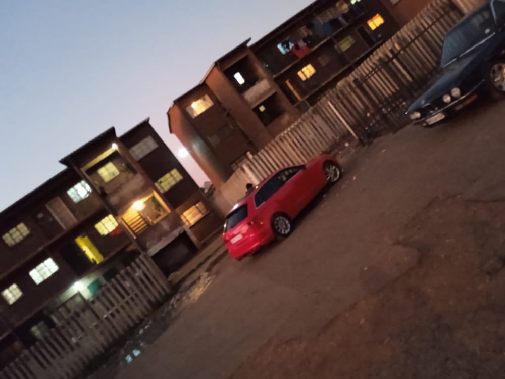 GaytonMcK's tweet photo. I visited the flats in Eldos to address the issue of the shootings, my heart broke when the community asked us to  2 install lights, we went straight 2 shops and bought the lights, We sometimes make easy things difficult by hiding behind processes and excuses. https://t.co/fGvi4701qG