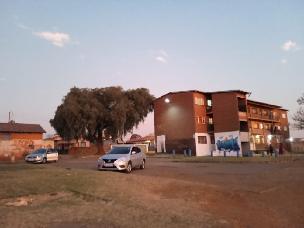 GaytonMcK's tweet photo. I visited the flats in Eldos to address the issue of the shootings, my heart broke when the community asked us to  2 install lights, we went straight 2 shops and bought the lights, We sometimes make easy things difficult by hiding behind processes and excuses. https://t.co/fGvi4701qG