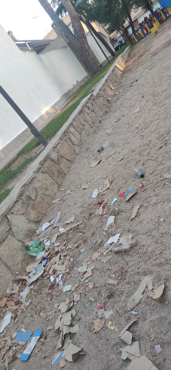 vanini0106's tweet photo. @AytoParla la limpieza del parque de niños brilla por su ausencia y no es de un día, ni de dos, ni de una semana. https://t.co/wxX10QFs1J
