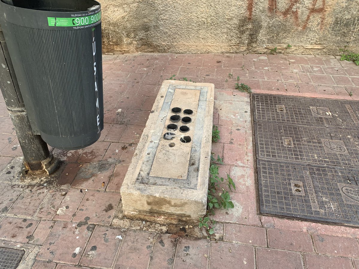 alexliam's tweet photo. Hola @malaga me acabo de caer de espaldas sobre esto en mitad de la calle que a saber porque está ahí. No me he abierto de milagro. Ruego lo solucionen a la mayor brevedad. Calle Miguel Moya https://t.co/mkUmwwrk9S