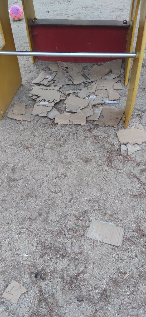 vanini0106's tweet photo. @AytoParla la limpieza del parque de niños brilla por su ausencia y no es de un día, ni de dos, ni de una semana. https://t.co/wxX10QFs1J