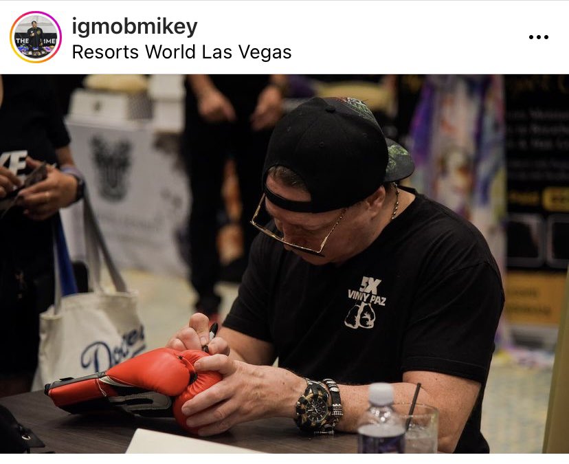 ZENAPRCHAMP's tweet photo. say what you want But that’s a Fact ! #NVBHOF never declines a fan EVER thanks to all who helped him #IGMOB #WbcCares #fans #Legends #champions #Boxing he bled for it ,,,#Bleedforthis #Vegas #Boxingfans #heart #Guts always entertained and sold out arenas ! https://t.co/YWvxFS4Pre