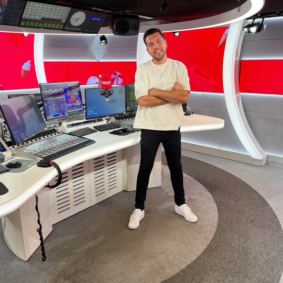 JonnyMeah's tweet image. On @thisisheart til 10pm tonight (no idea what I’m doing in these photos!) and @thisisheart00s Breakfast all week 6-10am! Come and join me 😍