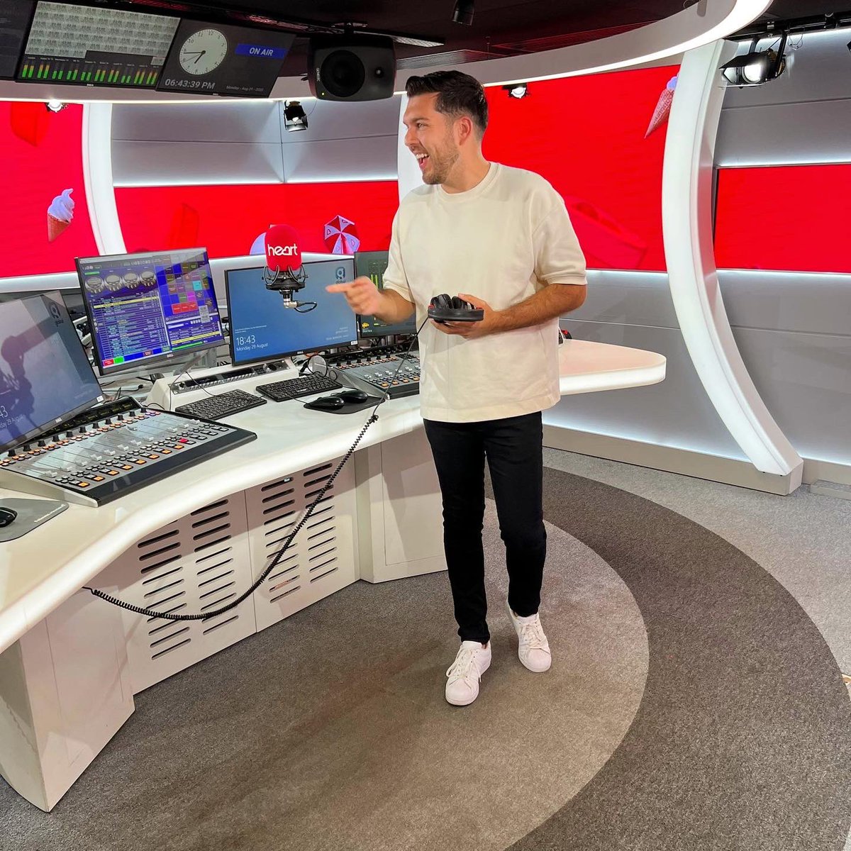 JonnyMeah's tweet image. On @thisisheart til 10pm tonight (no idea what I’m doing in these photos!) and @thisisheart00s Breakfast all week 6-10am! Come and join me 😍
