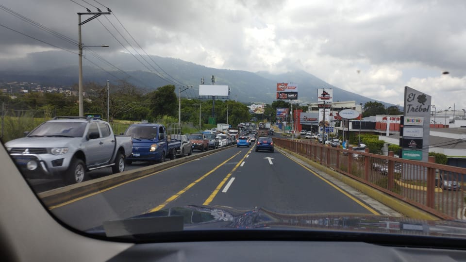 alertux's tweet photo. #traficoSV Nos reportan tráfico complicado en ambos carriles del Bulevar Merliot.

Vía: @streetracersES https://t.co/aroUh9fdQe