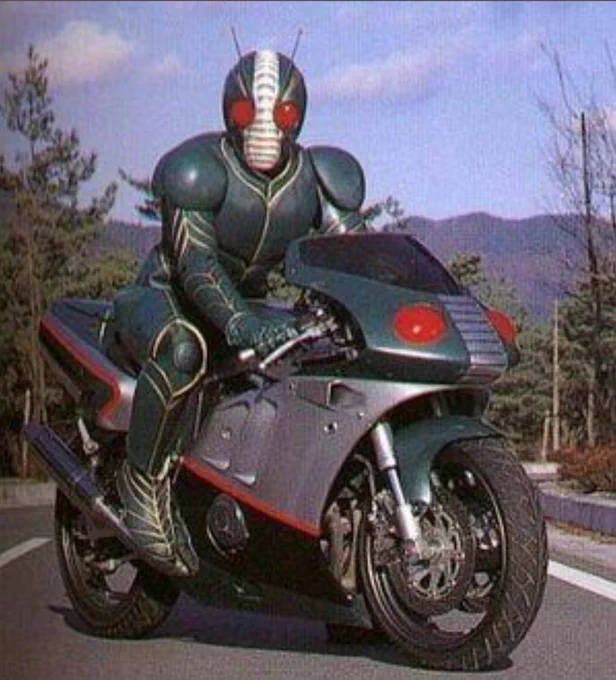 現実世界のバイクが【初代サイクロンに追いついてしまった】瞬間。あれこれ改造しなくても、カラーリング変更だけで充分「仮面ライダーのバイク」になる。仮面ライダーZOのZブリンガーは、顔ノーズ以外はノーマルのGSX-Rのカラーリングチェンジだけど、しっかり仮面ライダーバイク。  