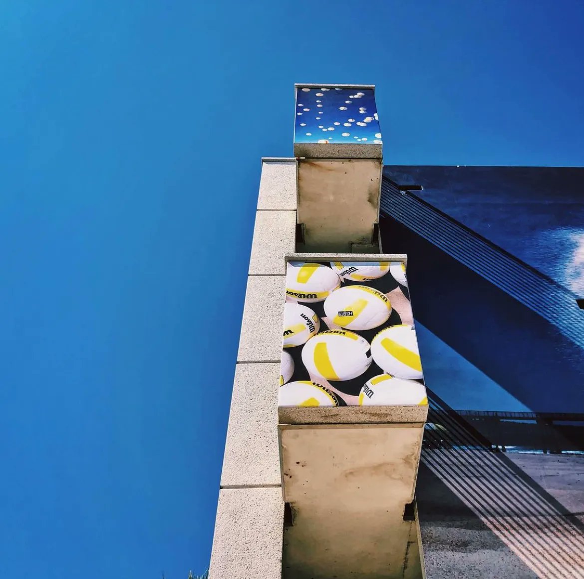 itsOsoPorto's tweet photo. Insta 3yrs ago: Balls to the wall. #beachtown #neighborhood #hermosabeach #architecture #mural #streetart #lightandshadow #volleyball #bobridges #minimal #publicart https://t.co/SOJwawd8qj | https://t.co/FBwk2xDDkK https://t.co/8RcrbopuTy