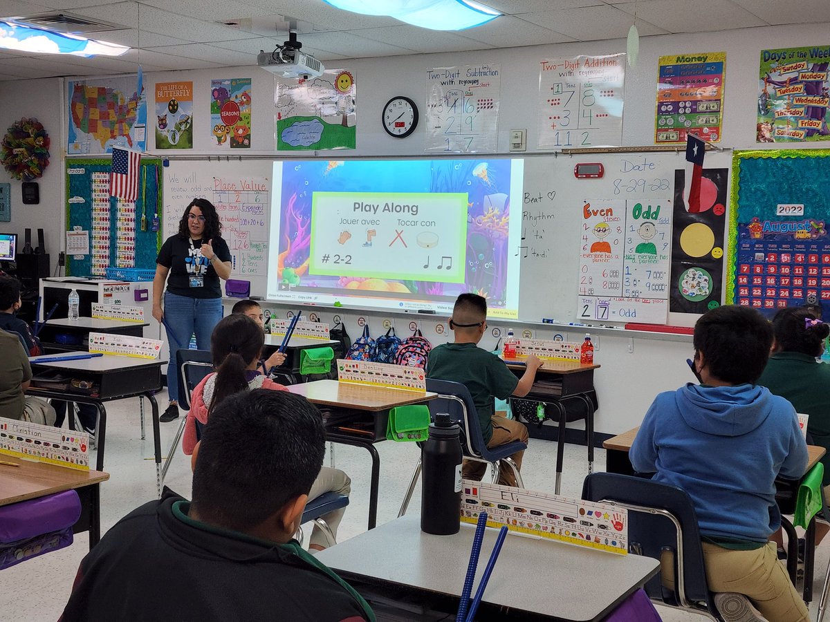 Acaden02's tweet photo. @LVerde_ES bears enjoying music class with Ms. Mora 🎵🎶 https://t.co/QGczJD2TMT