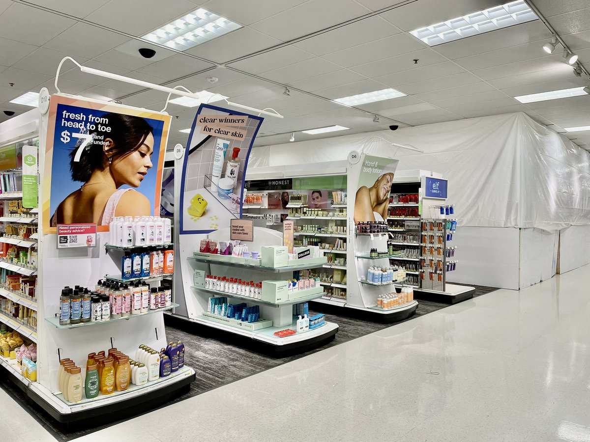 Specialty0927's tweet photo. Cosmetics is temped! Starting to prep Ulta and Beauty Blowout 2.0! HUGE SHOUTOUT to the #1437RemodelTeam for powering through this tough move! You all made it look so easy! #GuestReady #Remodel #ProudETL @Krysanna_Bowery @EvansLindy https://t.co/iKrbFrFvGL