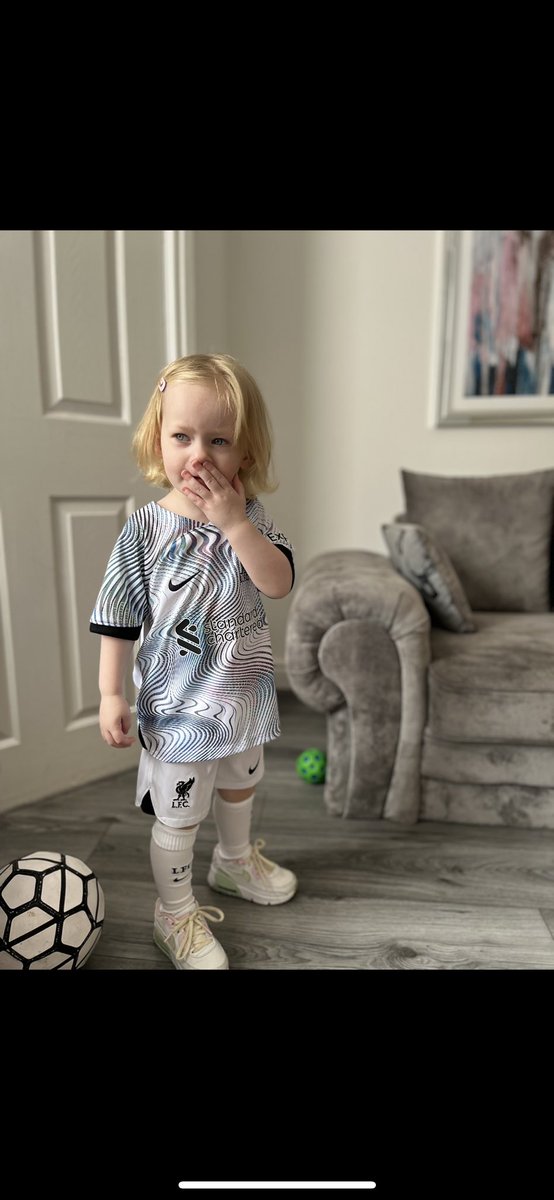 georgielane__'s tweet photo. When I tell my 2 year old @Darwinn99 is back for the derby 😂❤️🤍 https://t.co/GvM9Mgp7Ak
