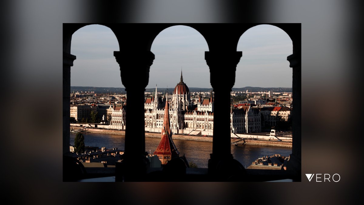 dariodejaneiro's tweet photo. Thoughtful framing. Budapest, august 2018.

#City #Outdoors #Arch #Travel #Building #Architecture #Cityscape #Landmark #Tourism #Photography #LensCulture #StreetPhotography #Film35mm #PICTAS #podium #budapest #parlament https://t.co/r8r69o9zgZ https://t.co/jhcHdcL16d