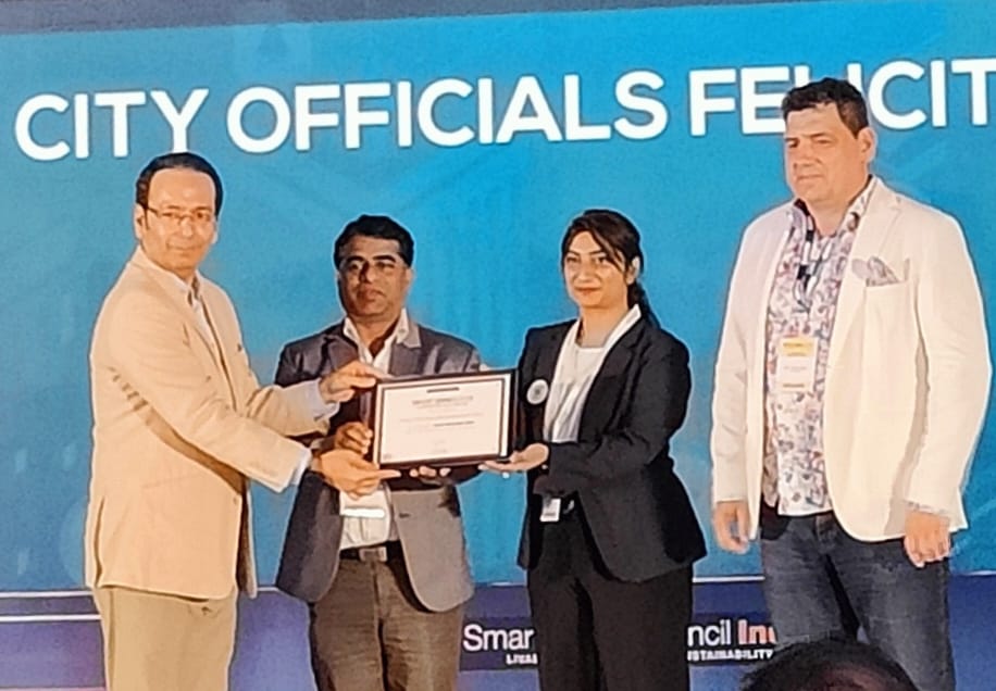 PCMCSarathi's tweet photo. Pimpri Chinchwad Smart City was honoured with three comprehensive awards #Smart_Energy, #Citizen_Engagement and #Most_Popular_Leadership at the “7th Smart Urbanization 2022” exhibition organized by the Ministry of Housing and Urban Affairs, Smart Cities Council India. https://t.co/JlbORX73jI