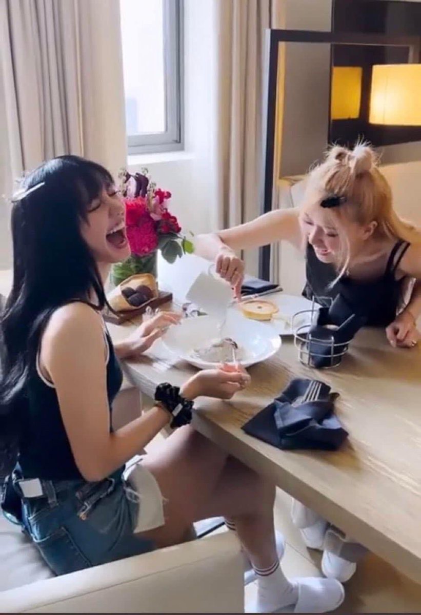 nurnberone's tweet photo. 1st K-pop soloist winner in VMAs history casually having breakfast with 1st Kpop artist to reach #1 on BB Global 200 both individual and with group https://t.co/w6WigEseln