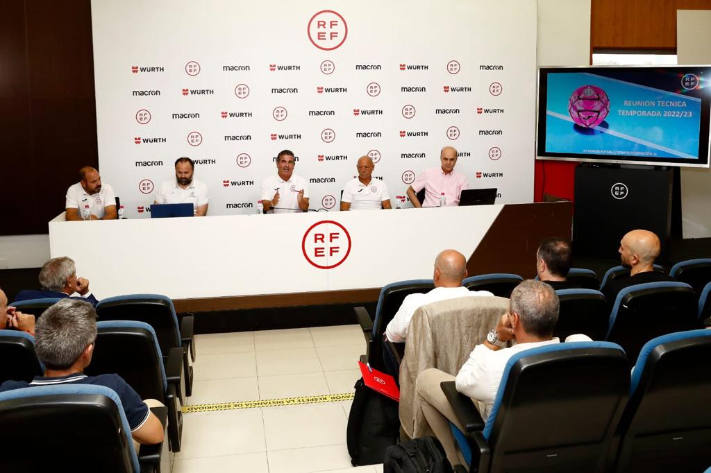 Futsalsur's tweet photo. Los técnicos de Primera se reunieron con el #CTNAFS en una jornada donde también plantearon líneas de mejora para favorecer el espectáculo
https://t.co/fWZzi8kyXF https://t.co/tjpLy3qnPb