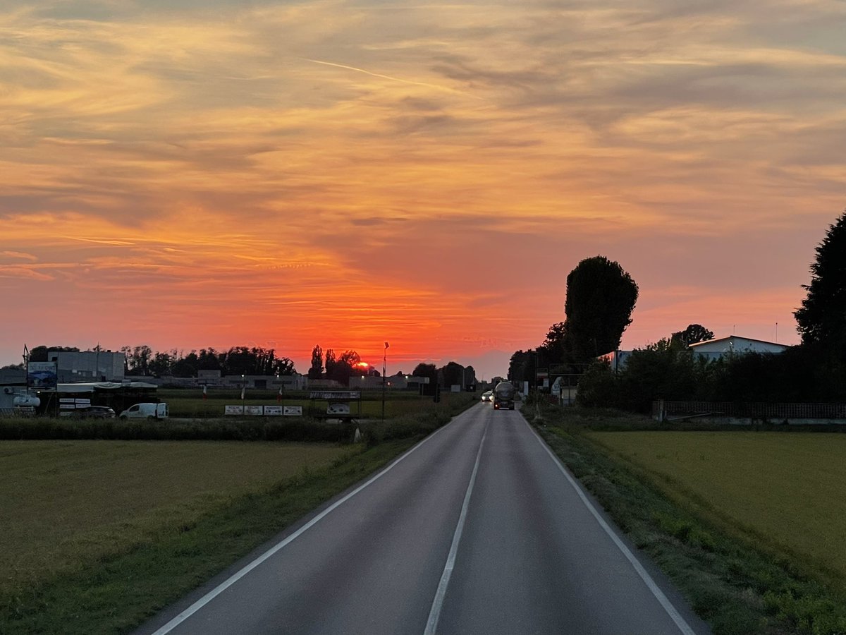 dannales's tweet photo. Sul viale del Tramonto #sunset #groppello https://t.co/Cao5vlkpXV