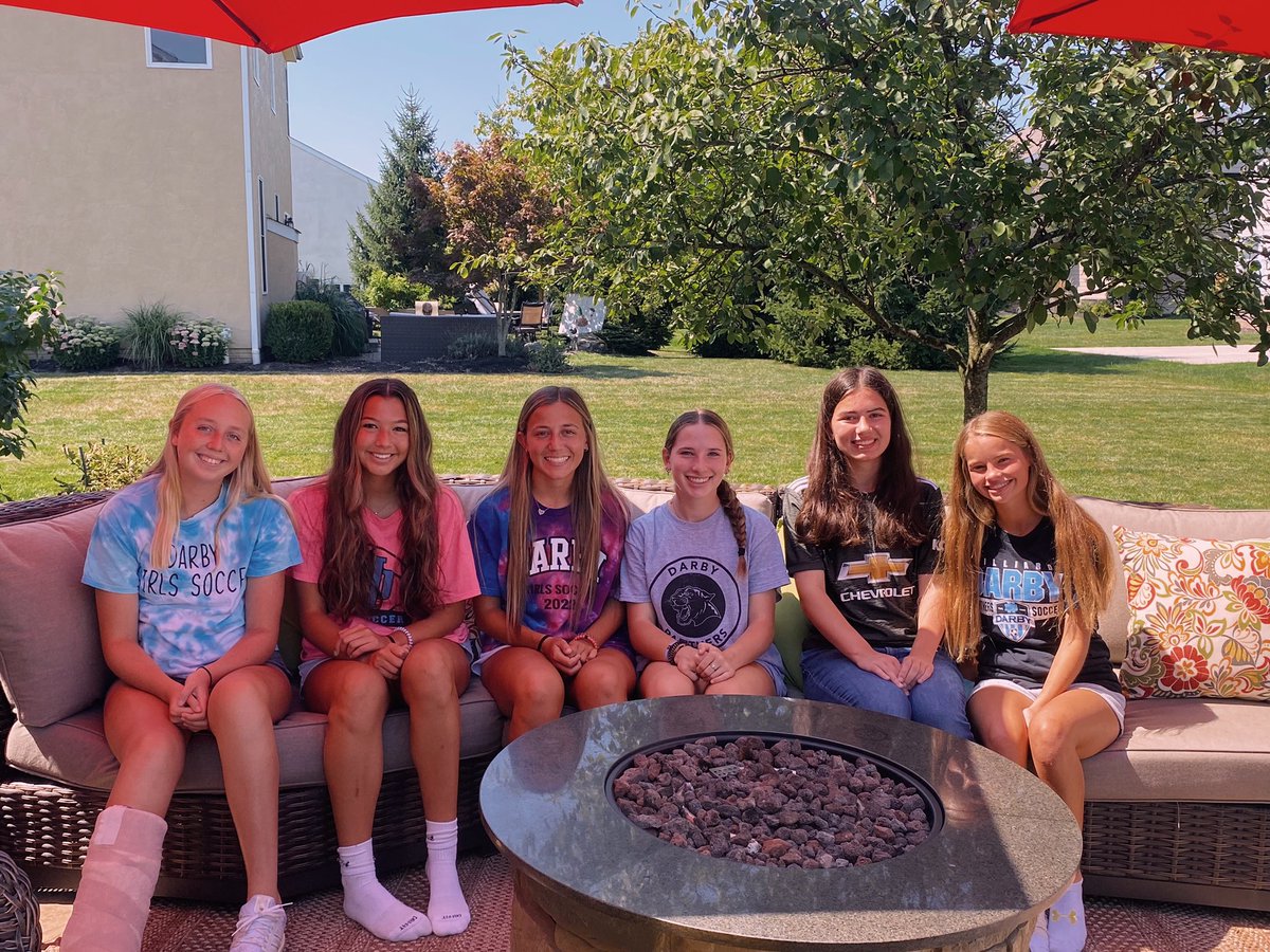 hdhsgirlssoccer's tweet photo. tomorrow is SENIOR NIGHT🫶These senior girls along with the rest of their team take on Grove City @ home! Senior night starts around 6:45 with the game following around 7:15 ⚽️ Come support your Darby seniors! https://t.co/VizHO1u7w1