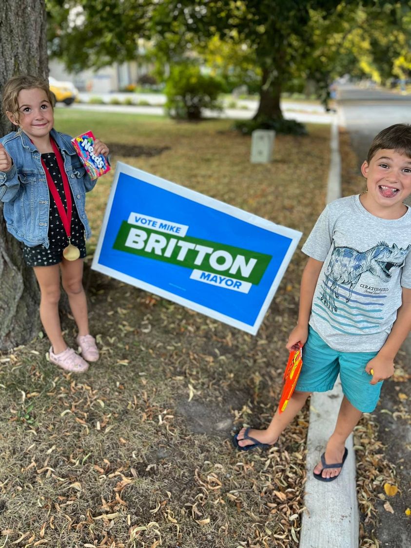 MikeBrittonStC's tweet photo. Thank you to the many people who have requested a lawn sign all across #stcath - your support is appreciated. 

Request your sign today! ➡️🔗https://t.co/Xbg8Pm1gcn

Let's paint the City 💚 &amp; 💙! https://t.co/z07YOxqLu7