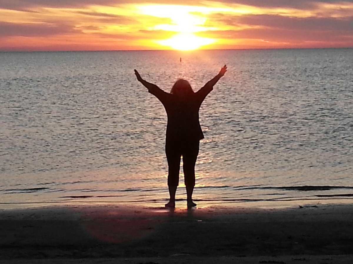 Rick Groves - The Girl From Parry Sound
<a href="/RickAGroves1/">Rick A Groves</a>
bit.ly/3AAqKyB

a young girl growing up in a small community dealing with family issues &amp; trying to find a way towards peace and love in her heart &amp; finally leaving it all behind &amp; looking for a new life...her life.