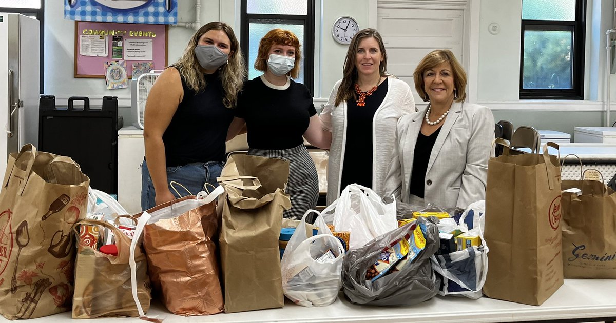 SenatorSara6's tweet photo. We started the week with a humbling visit to Common Pantry. Our offices collected and donated a trunk full of food, and we are happy to keep collecting more.
@RepAnnWilliams @CommonPantry #CommonPantry #chicago #iamyourneighbor https://t.co/OtBGkZGkO5