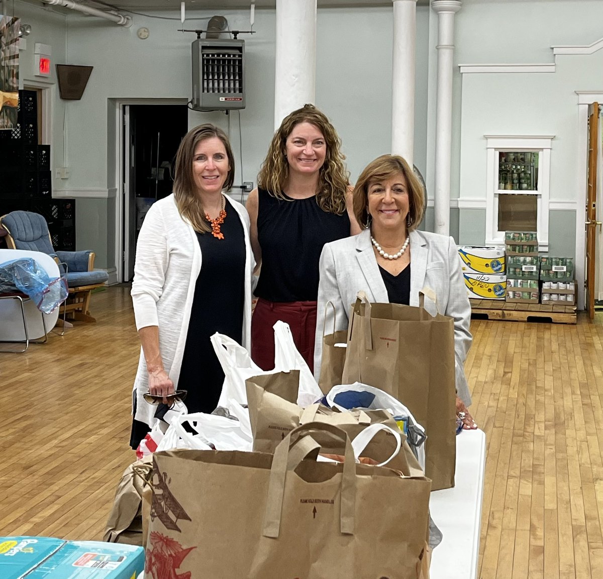 SenatorSara6's tweet photo. We started the week with a humbling visit to Common Pantry. Our offices collected and donated a trunk full of food, and we are happy to keep collecting more.
@RepAnnWilliams @CommonPantry #CommonPantry #chicago #iamyourneighbor https://t.co/OtBGkZGkO5