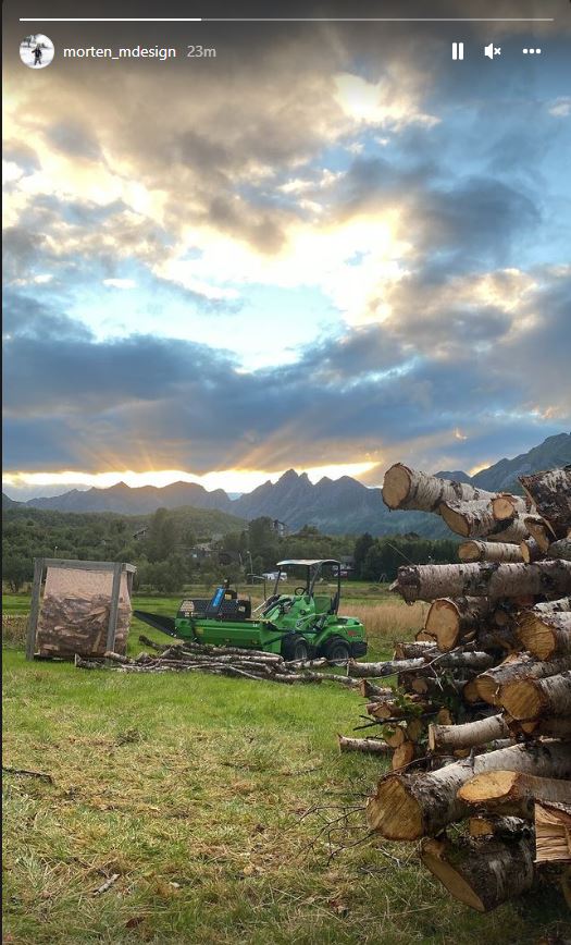 AvantUSA's tweet photo. What a beautiful sight!... And the scenery is pretty too ๐ Thank you @morten_mdesign for sharing this great photo! We love to see the little green machine out in the wild. ๐ฆ๐ฆ
.
.
.
#mountains #scenery #littlegreenmachine #thehulk #marvelous #treecare #tree #frontendloader #art https://t.co/njCVdoDwil