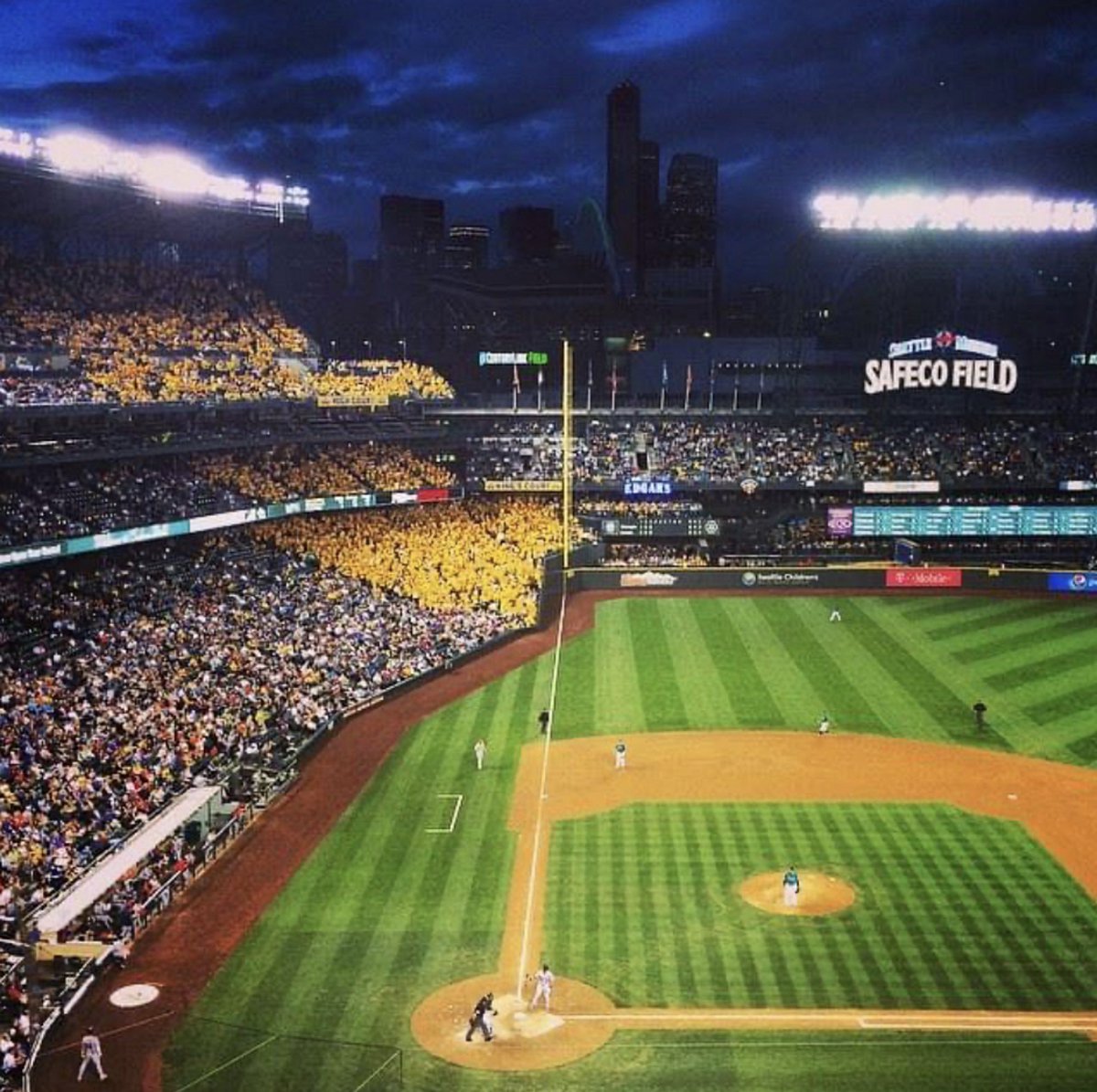 Sheryl262's tweet photo. Great memory came up from 2014. #KingsCourt was the best! #KingsCourt extended to #HighCourt at #SafecoField . #KingFelix #ilovesafecofield #GoMariners #Seattle #Mariners #marinersfireworks #SeaUsRise https://t.co/givF4H9wxD