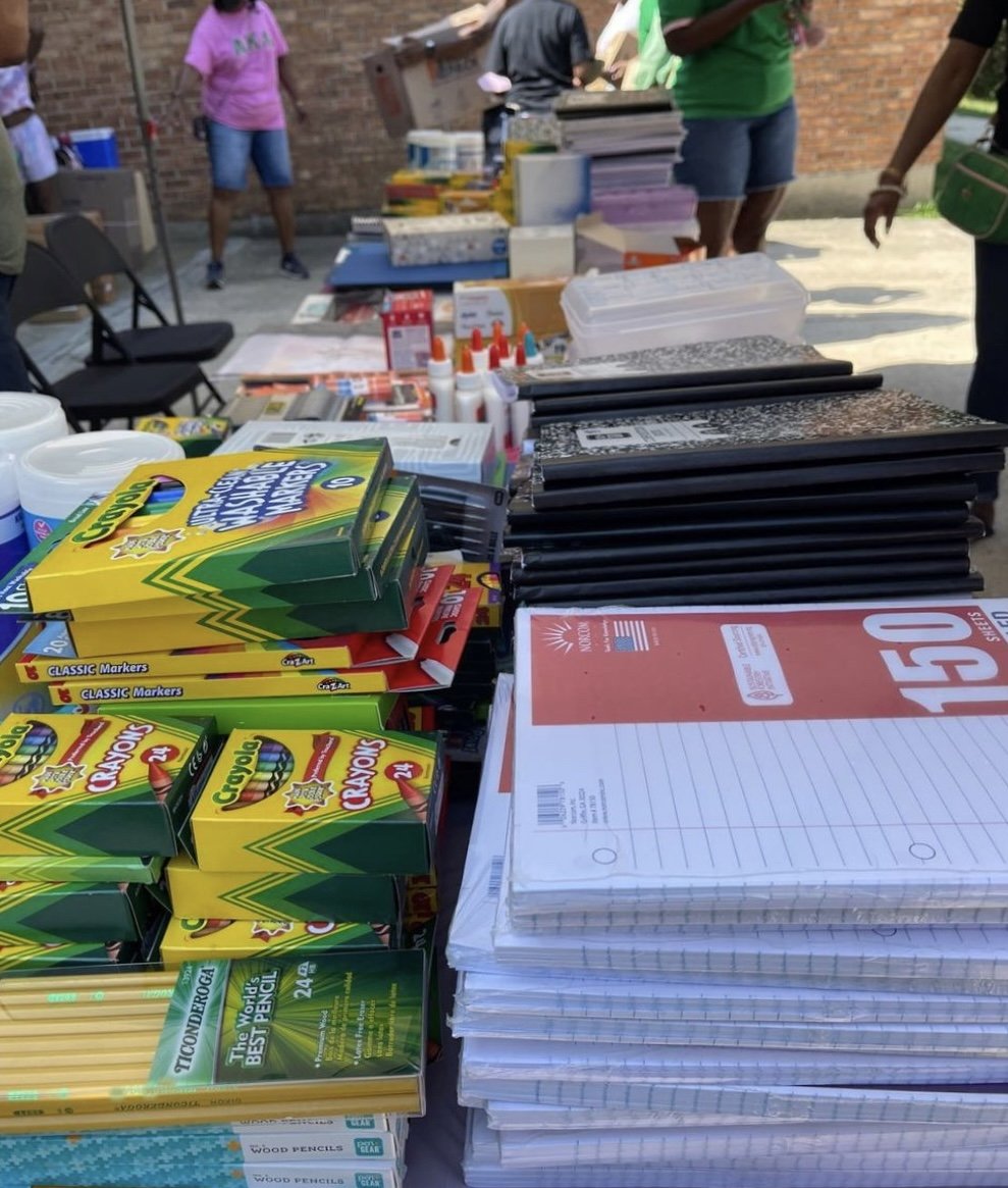 UTOAKA1908's tweet photo. Last Saturday we kicked the school year off by collecting over 10,000  to benefit three (3) Title 1 Elementary Schools in Oxon Hill at our Back 2 Skool Drive💕💚! We want to give a special thank you to our donors and volunteers for helping make this effort possible!

#AKAUTO https://t.co/tY6WvliAYW