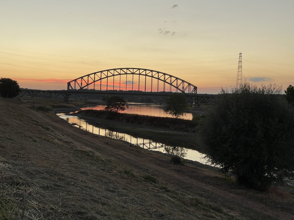 Cooz1607's tweet photo. #Wandeling langs de rijn bij de spoorbrug #sundown #sun #river #walk https://t.co/ukkkU7VuYQ