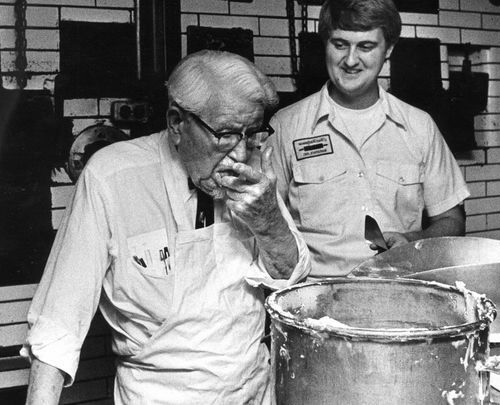 - A los 5 años murió su padre.
- A los 16 años dejó de estudiar.
- A los 17 años ya había perdido mas de 4 trabajos.
- A los 18 se casó.
- Entre los 18 y 22 años trabajó como conductor y falló.
- Se unió al ejercito y fue rechazado.

Abro 🧵