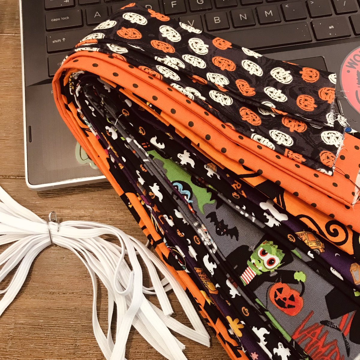 It’s spooky-scrunchy-making time! 🎃