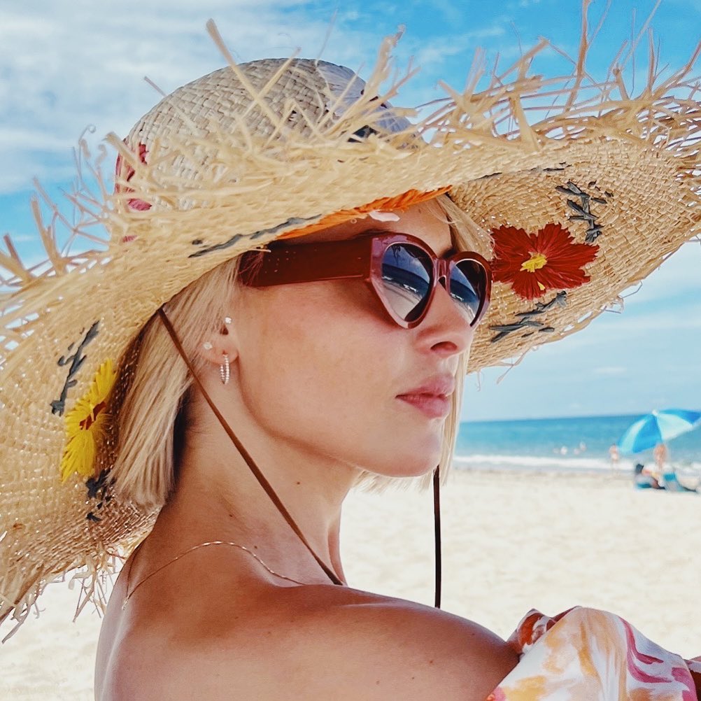 velveteyewear's tweet photo. Put on some red sunnies & live a little 💋
.
.
#velveteyewear #womenseyewear #womenssunglasses #eyeweardesign #womanowned #uvsunglasses #faceshape #sunglassesfashion #cateyesunglasses #vitamind #sunnies #sunshine #views #nordstrom #sunglasses #popofred #beachday #redvelvet #chic https://t.co/tTamKk2xwA