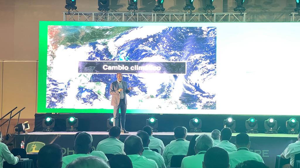 GCMA1Oficial's tweet photo. Súper evento con @JohnDeereMexico 🚜 y nuestro director el Lic. Juan Carlos Anaya @Juan_GCMA en la plática “Perspectivas del sector granos y oleaginosas 2022” 🎉 https://t.co/lkQQt6C46k