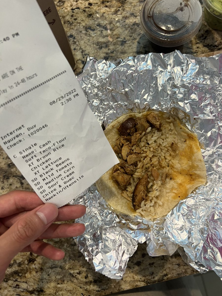 CashMoneyNguyen's tweet photo. I guess this is what @ChipotleTweets calls “extra” rice . It be like that sometimes https://t.co/63WJPzQhya
