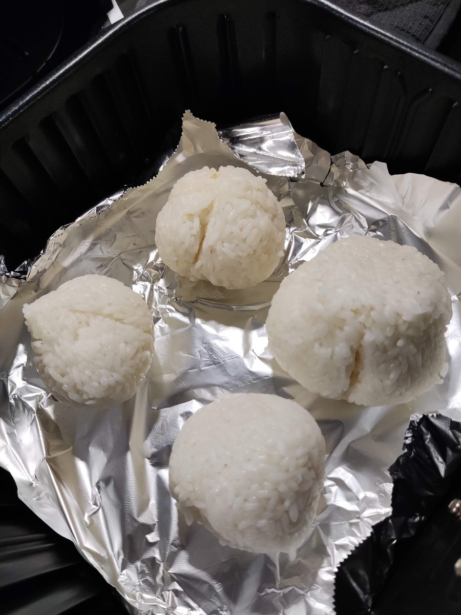 StavKats2's tweet photo. @mayahiga first time making rice balls with cheese https://t.co/E3sBfFvwwR