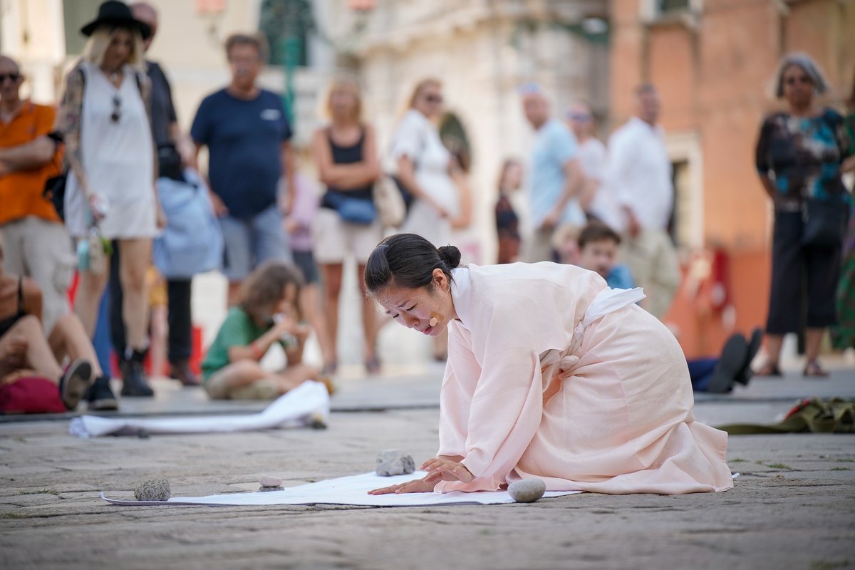 ucbmusicdept's tweet photo. Composition graduate student Aine E. Nakamura recently presented a 40-minute one-woman performance work Under an Unnamed Flower
https://t.co/4vdbvdnzfB
📸 Courtesy La Biennale di Venezia / © Andrea Avezzù
#BerkeleyMusic https://t.co/LhEbBw4btb